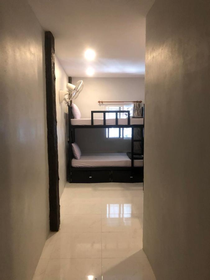 Social Quarters Blanco - Youth Hostel 18 To 35 Only หาดไร่เลย์ ภายนอก รูปภาพ