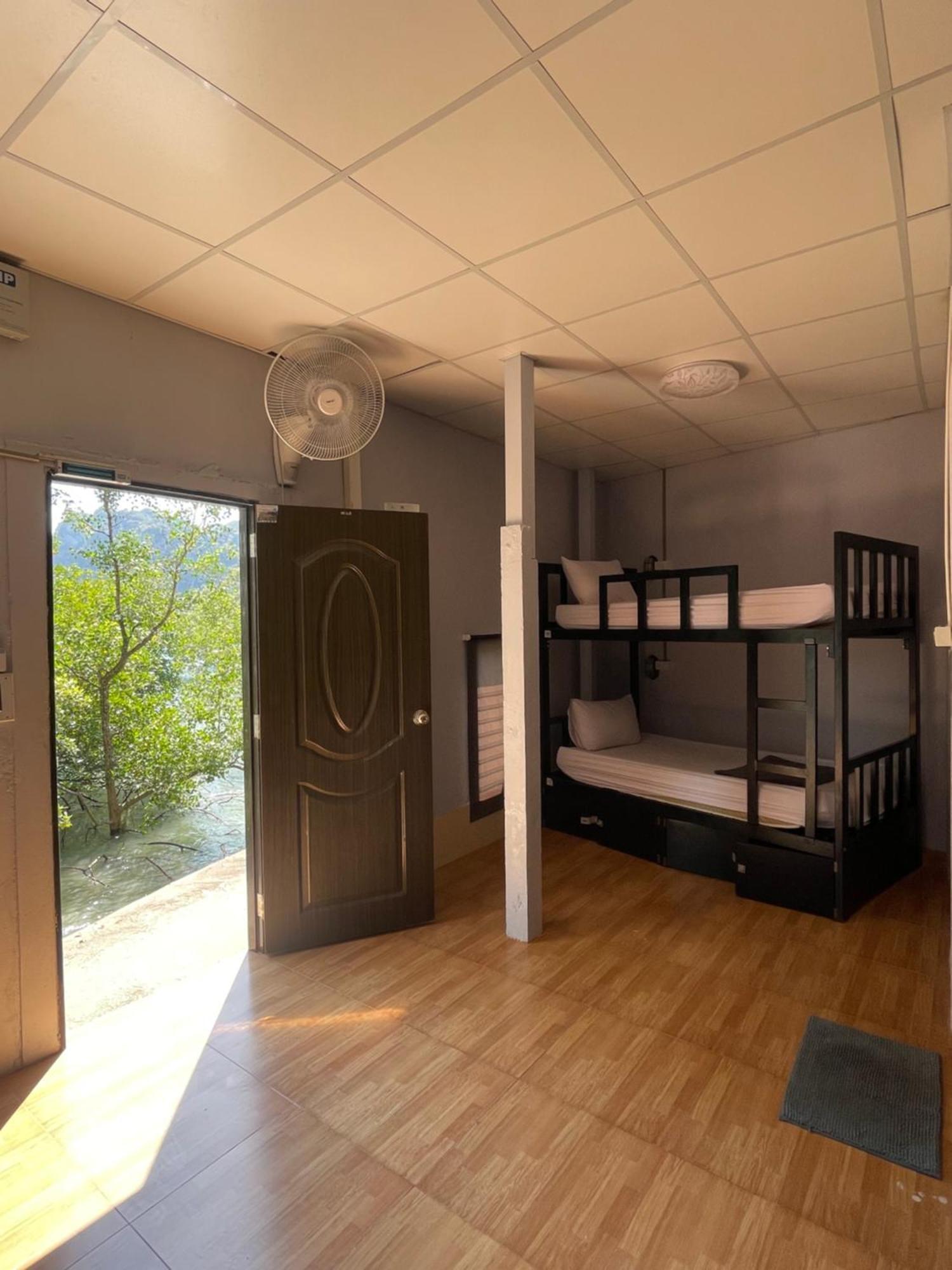 Social Quarters Blanco - Youth Hostel 18 To 35 Only หาดไร่เลย์ ภายนอก รูปภาพ