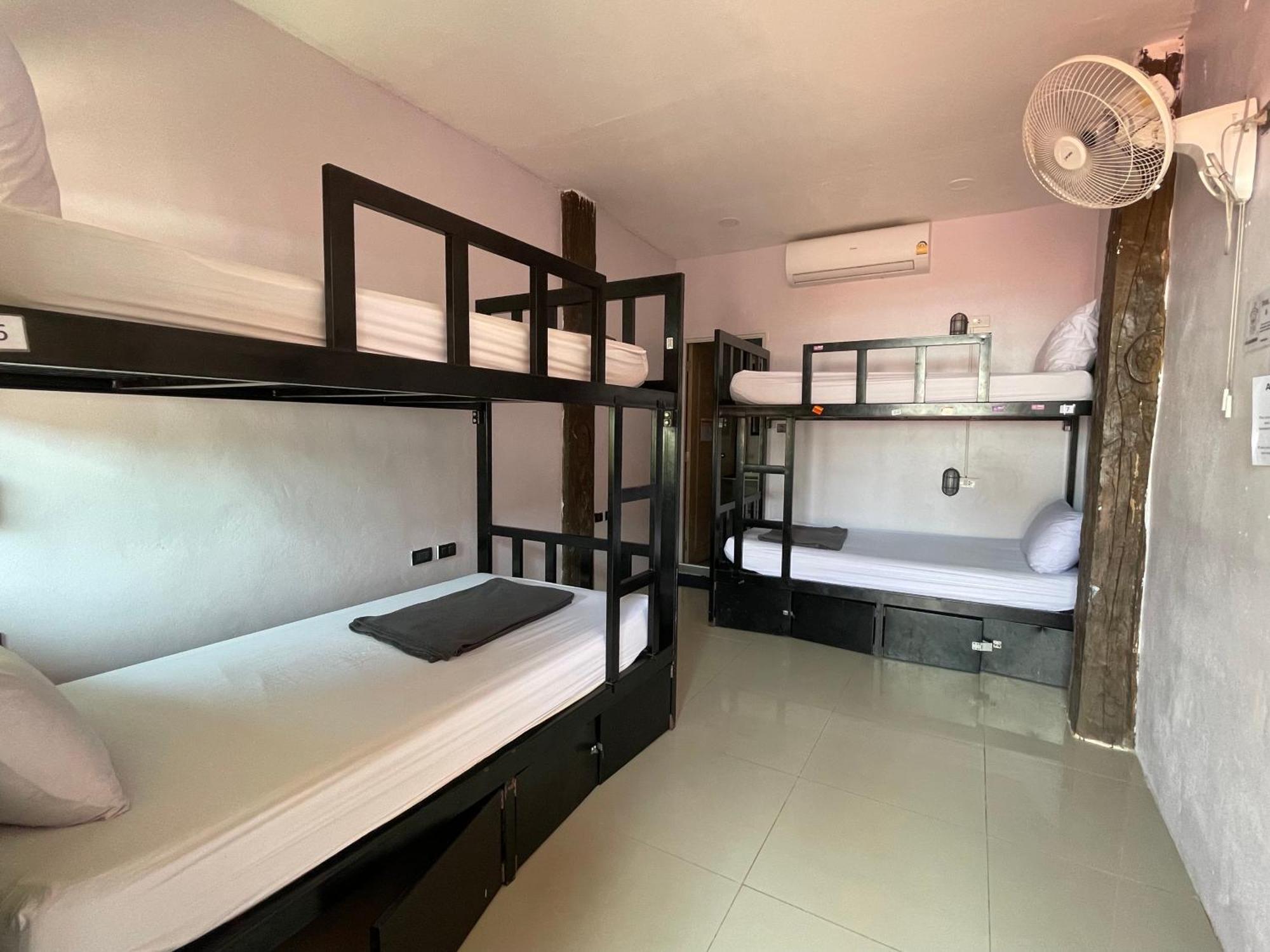 Social Quarters Blanco - Youth Hostel 18 To 35 Only หาดไร่เลย์ ภายนอก รูปภาพ