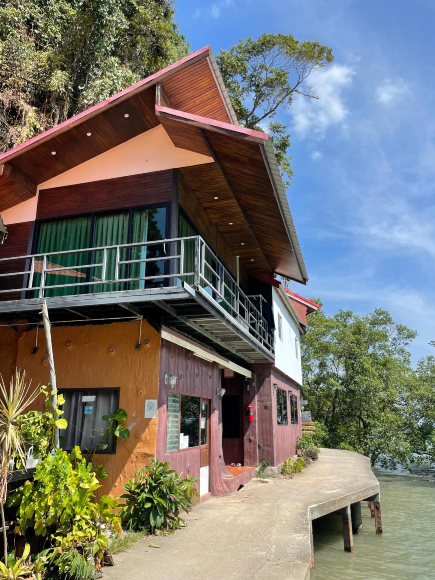 Social Quarters Blanco - Youth Hostel 18 To 35 Only หาดไร่เลย์ ภายนอก รูปภาพ