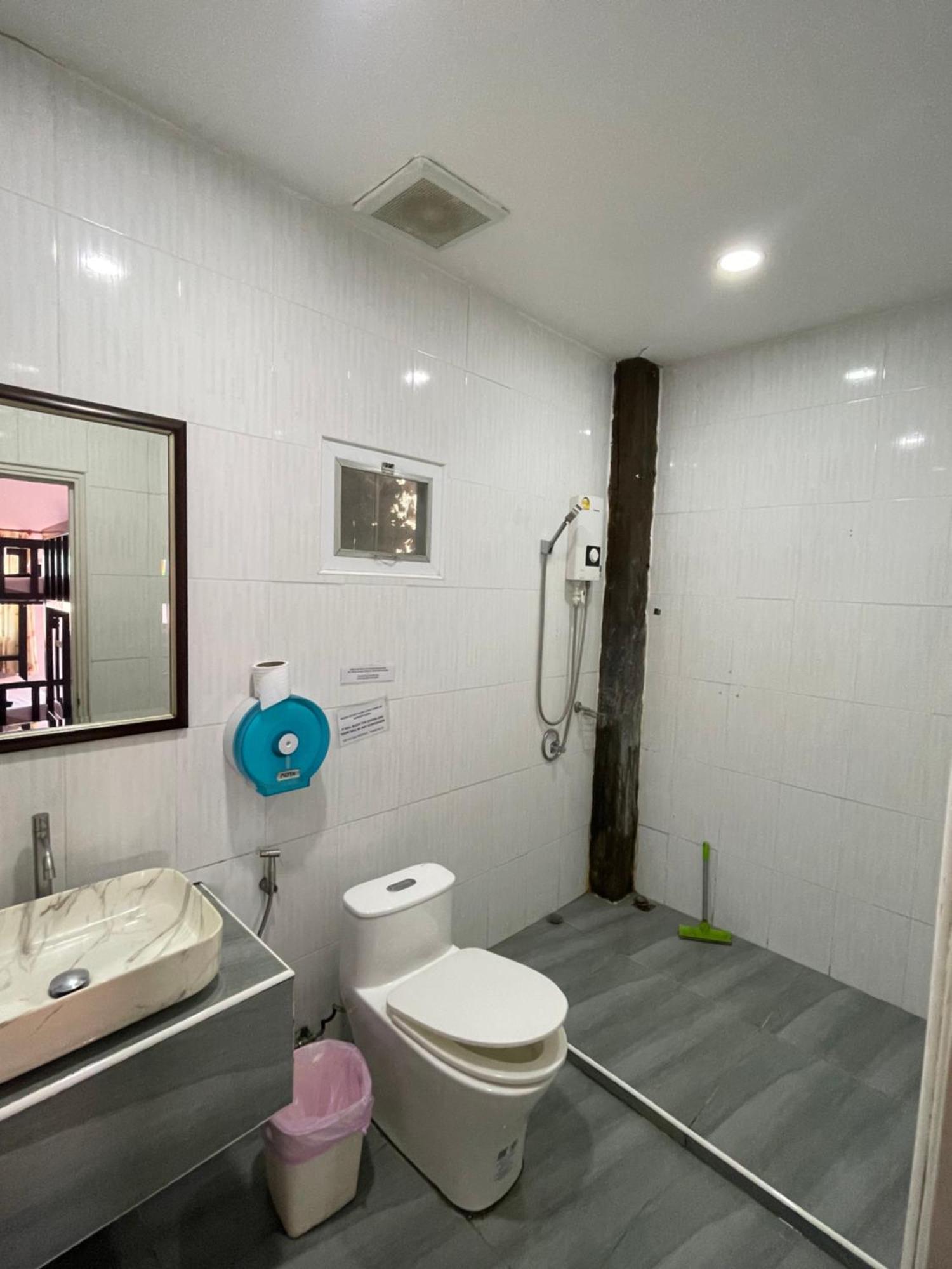 Social Quarters Blanco - Youth Hostel 18 To 35 Only หาดไร่เลย์ ภายนอก รูปภาพ