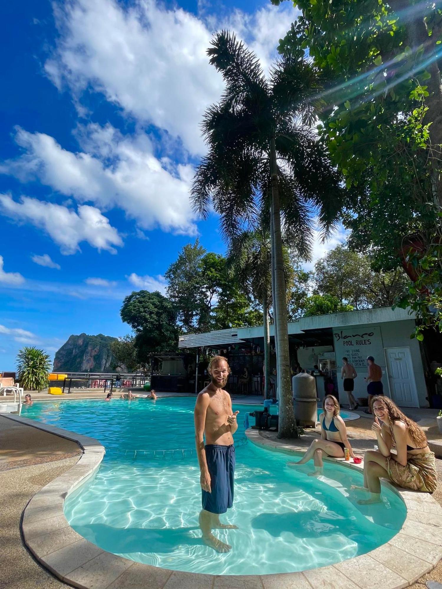 Social Quarters Blanco - Youth Hostel 18 To 35 Only หาดไร่เลย์ ภายนอก รูปภาพ